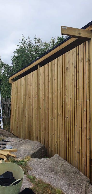 Indbygget pergola med amfiteaterterrasse